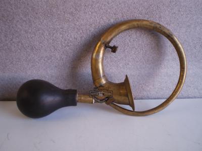 BOCINA HORN DE PERA UNIVERSAL  PARA MOTOCICLETAS AÑOS 1900 A 1920 