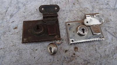 CERRADURAS ORIGINALES MARCA cAPITOL  CAJA DE HERRAMIENTA CUERO MOTOCICLETAS  AÑOS 1920 A 1929 