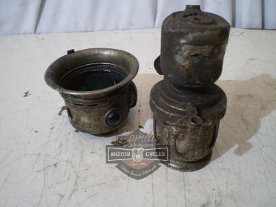 FARO DE CARBURO / ACETILENO LUCAS CON DEPOSITO DE CARBURO INCORPORADO MOTOCICLETAS 1900 A 1925